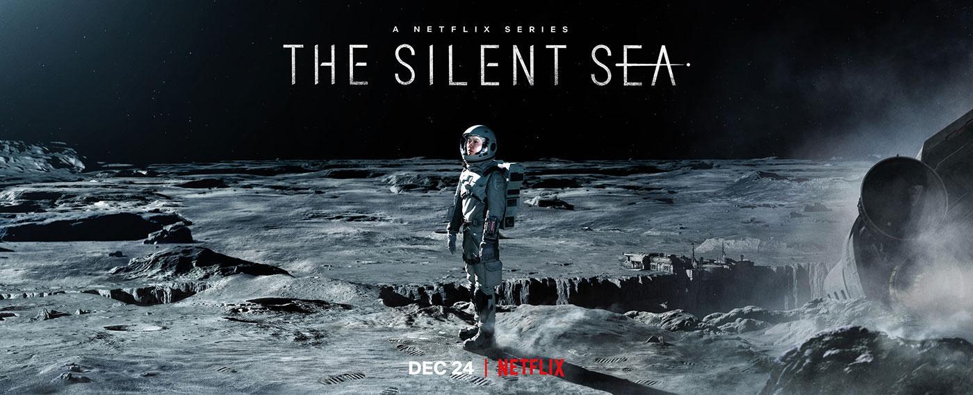 l'astrobiologiste Song Ji-an (interprétée par Bae Doona) seule sur la lune dans la série Netflix The Silent Sea