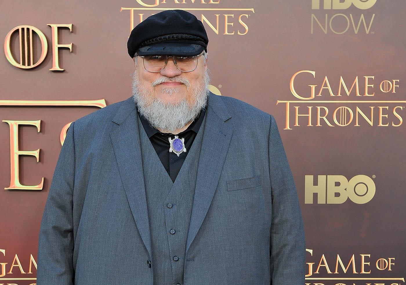 george R.R. Martin pose pour HBO et son oeuvre Game of Thrones (Trône de Fer)