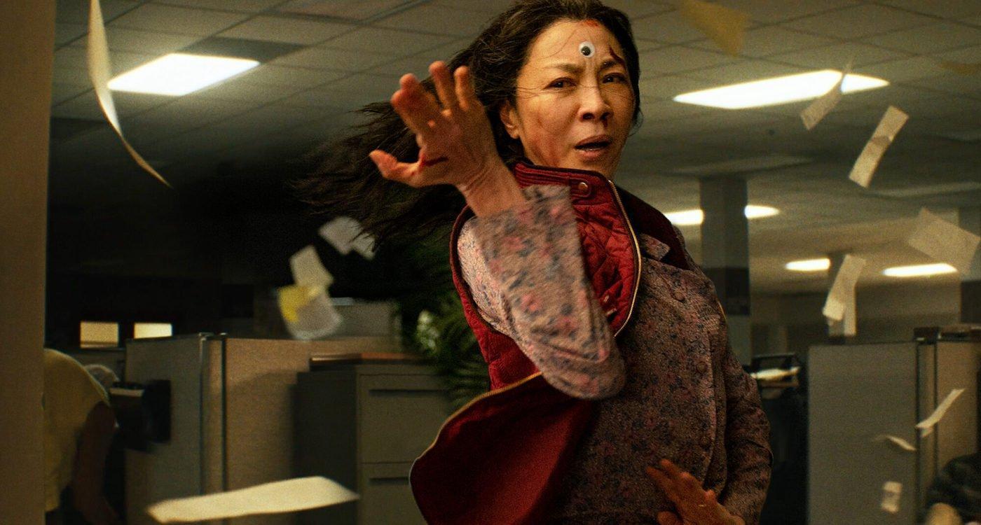 Michelle Yeoh combatant dans Everything Everywhere all at once