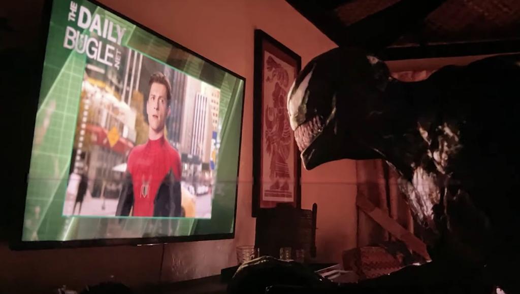 Venom regarde Tom Holland Spider-man à la télévison dans la scène post-crédit