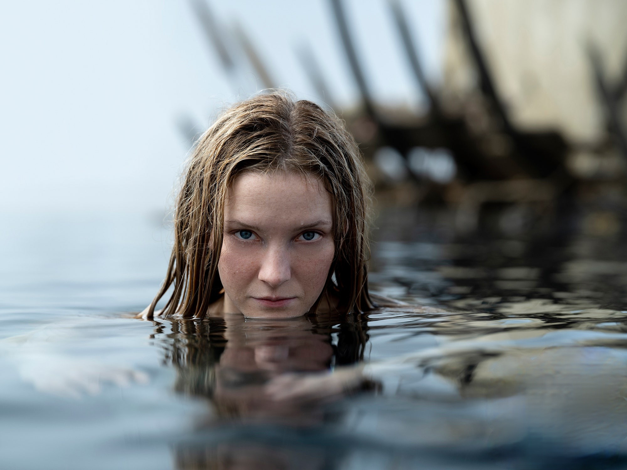 galadriel interprétée par morfydd clark sortant de l'eau dans les Anneaux de Pouvoir la série amazon du Seigneur des Anneaux